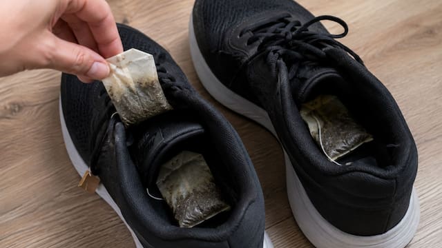 Poner bolsitas de té usadas dentro de los zapatos: para qué sirve y por qué recomiendan hacerlo