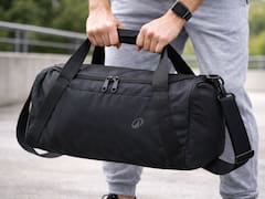 Este bolso deportivo de Decathlon es ideal para viajes: cuenta con espacio para guardar zapatillas y se consigue por menos de 8 euros