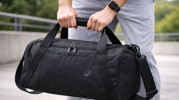 Este bolso deportivo de Decathlon es ideal para viajes: cuenta con espacio para guardar zapatillas y se consigue por menos de 8 euros