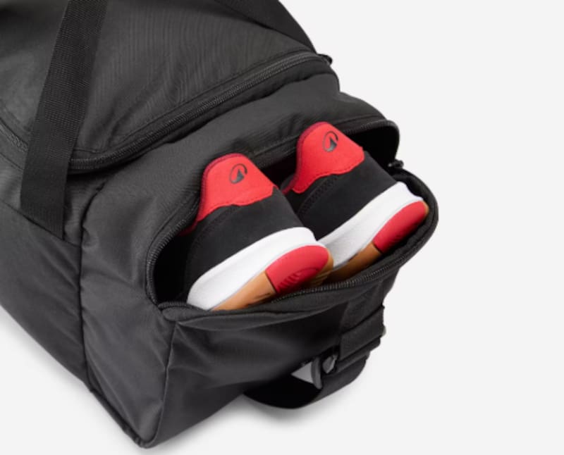 Este bolso deportivo es ideal para viajes: cuenta con espacio para guardar para zapatillas y se consigue por menos de 8 euros.