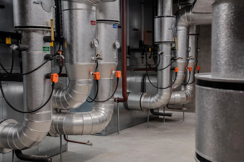 Bombas de calor que elevan la temperatura del agua de 45°C a 85°C para inyectarla en la red de calefacción de Ginebra.