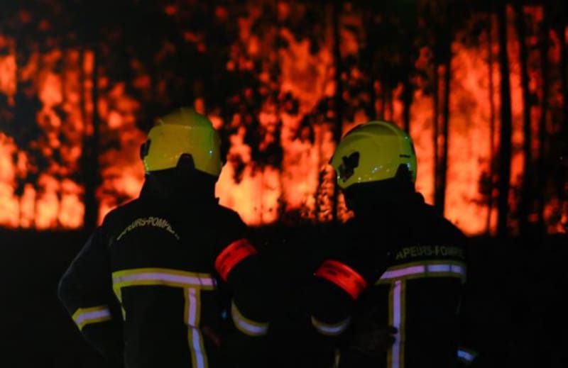Bomberos permanecen frente a las llamas en el lugar del incendio forestal que arrasa el suroeste de Francia (REUTERS/Florion Goga)