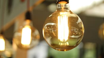 El precio de la luz este viernes 14 de agosto: ¿cuáles son las horas pico y valle?
