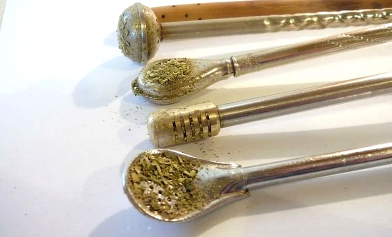 Cómo limpiar las bombillas del mate sin detergente: hervirlas con bicarbonato para eliminar residuos.