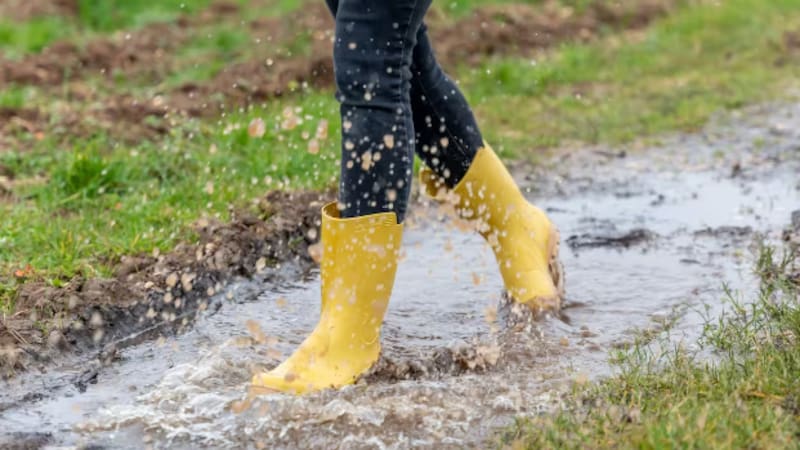 Decathlon ofrece botas de lluvia en descuento: este modelo protege de los temporales por menos de 15 euros.