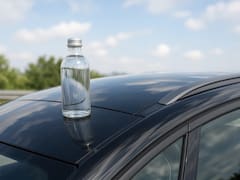 Encontrar una botella en el techo de un coche: qué significa y por qué es fundamental saber cómo actuar