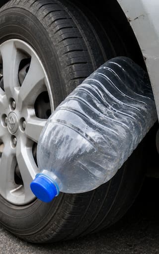 Qué significa encontrar una botella en la rueda del coche y por qué es necesario saber cómo actuar