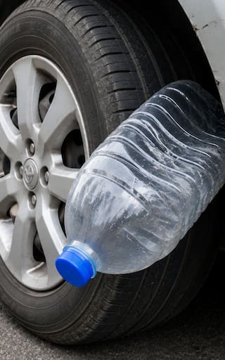 Qué significa encontrar una botella en la rueda del coche y por qué es fundamental saber cómo actuar