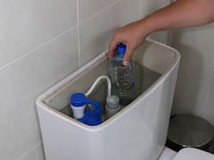 Colocar una botella llena de agua dentro del tanque del inodoro: para qué sirve y por qué ayuda a gastar menos agua