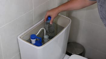 Colocar una botella llena de agua dentro del tanque del inodoro: para qué sirve y por qué ayuda a gastar menos agua