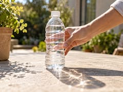 Colocar botellas de plástico con agua al sol: para qué sirve y por qué se utiliza en más de 30 países