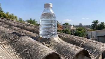 Incrustar una botella de plástico con agua en el medio del techo: para qué sirve y por qué lo recomiendan los científicos