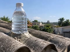 Poner una botella de plástico llena de agua en el techo de una casa: para qué sirve y por qué muchos lo recomiendan