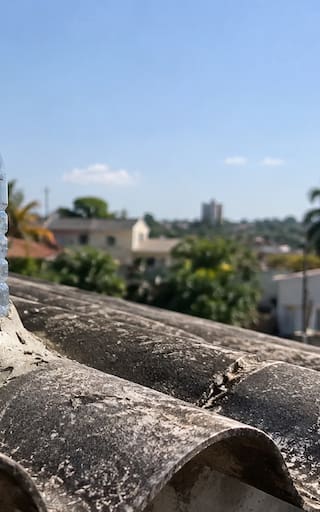 Poner una botella de plástico llena de agua en el techo de una casa: para qué sirve y por qué muchos lo recomiendan