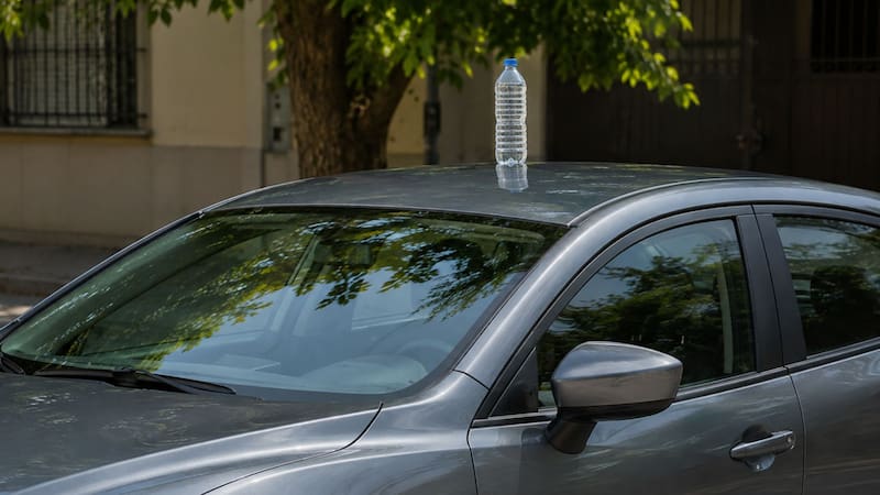 Botella de agua en el techo del auto: qué significa y por qué algunos argentinos lo hacen