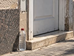 Qué significa encontrar una botella de agua frente a tu casa y por qué es fundamental saber qué hacer