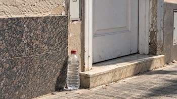 Qué significa encontrar una botella de agua frente a tu casa y por qué es fundamental saber qué hacer