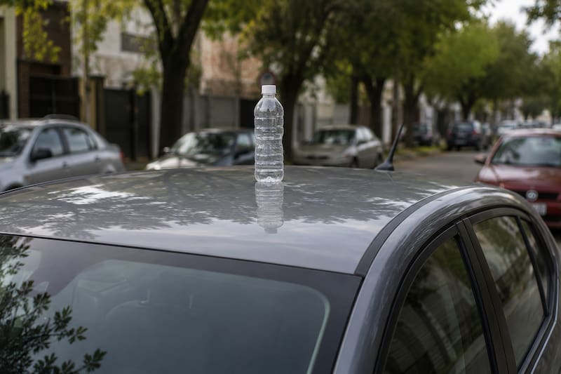 Botella de plástico sobre el techo del auto: qué significa, cuándo podría ser una advertencia y cómo actuar para evitar robos