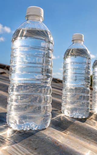 Colocar una botella de plástico con agua en el techo: para qué sirve y por qué se utiliza en más de 30 países