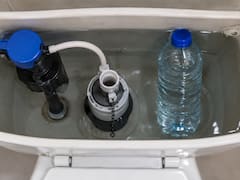 Poner una botella con agua en la mochila del inodoro: para qué sirve y por qué se usa en tantos países