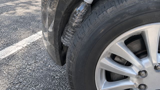 Alerta para conductores | Si encuentras una botella en la rueda del coche, no bajes sin hacer esto primero