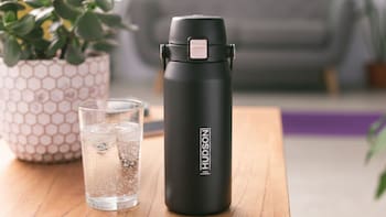 El médico y científico recomienda tomar agua con gas: “Puede ayudar al metabolismo de la glucosa y la pérdida de peso”