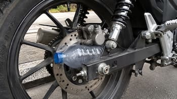 Poner una botella en la rueda de una moto: qué significa y por qué es importante saber cómo actuar ante esta situación