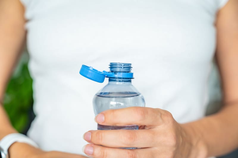 Las botellas con agua pueden utilizarse para ahuyentar aves.