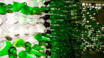En 1984, un jubilado de 66 años construyó una casa, una taberna y una capilla con 25.000 botellas: murió al poco tiempo