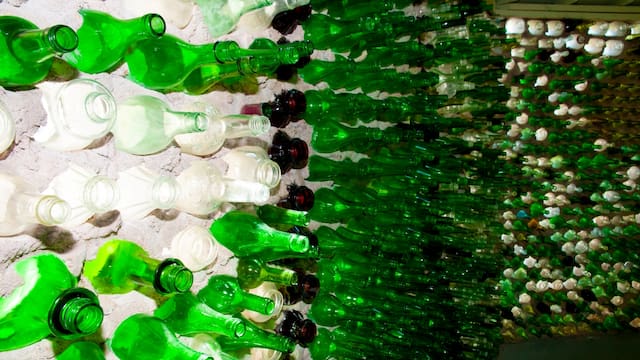 En 1984, un jubilado de 66 años construyó una casa, una taberna y una capilla con 25.000 botellas: murió al poco tiempo