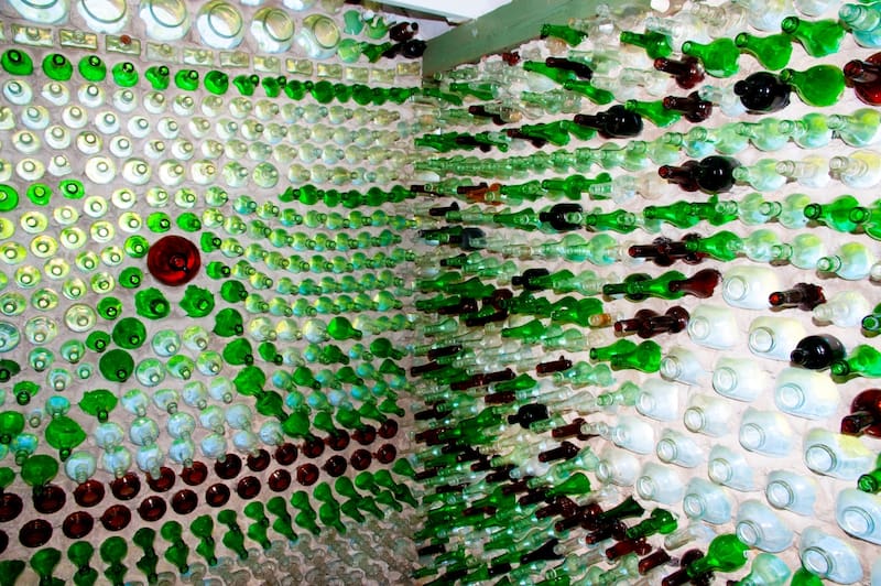 Édouard Arsenault comenzó a construir en 1980 una serie de estructuras utilizando miles de botellas recicladas.