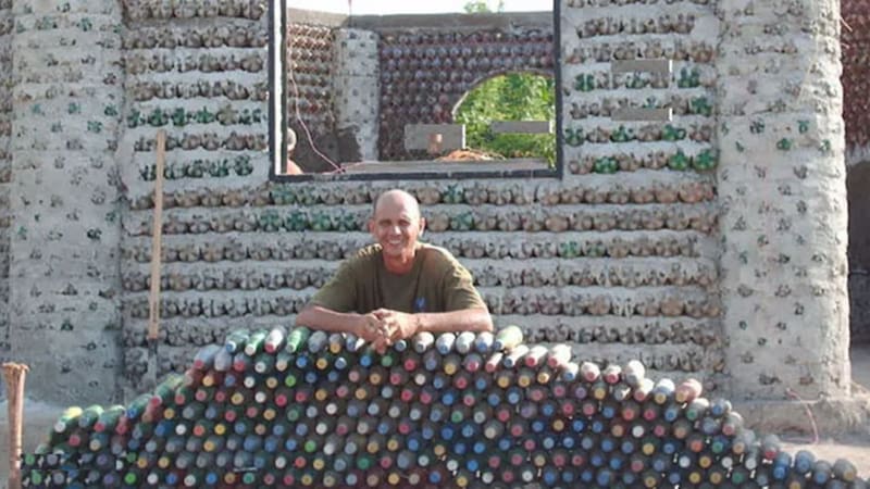 Un constructor recicló botellas de plástico con arena y las convirtió en ladrillos para construir una casa. Cinco años después, ya lleva casi una docena de hogares construidos.
