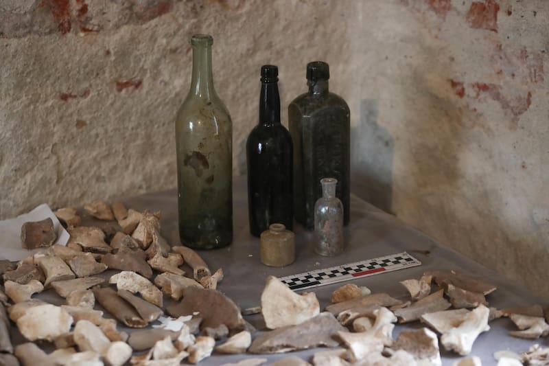 Botellas halladas durante una excavación arqueológica. Fuente: EFE.
