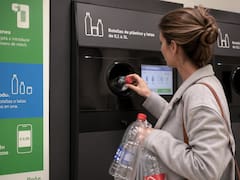 Oficial | España obligará a pagar más por usar botellas y latas desde 2026: así funciona el nuevo sistema que lo cambiará todo