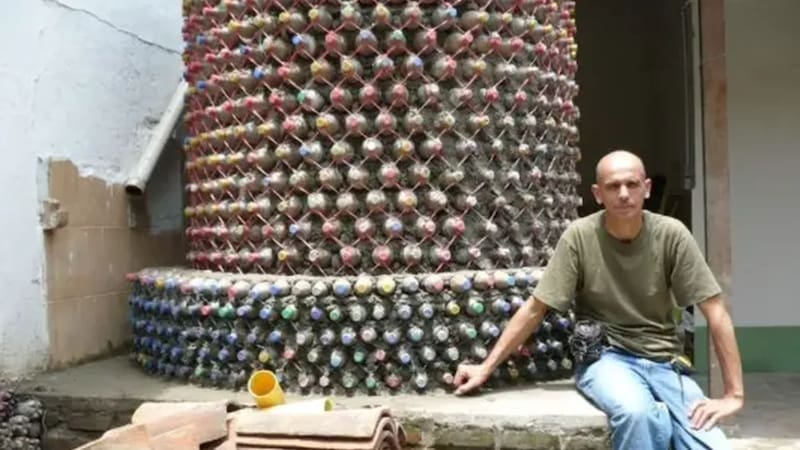 Un constructor recicló botellas de plástico y las convirtió en ladrillos para construir una casa. Cinco años después, ya lleva casi una docena de hogares construidos.