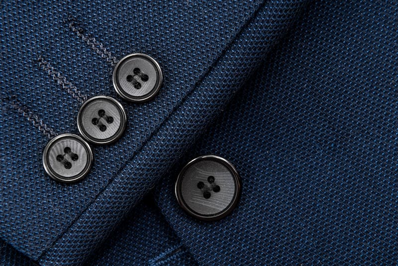 De los uniformes militares a los trajes modernos, los botones en las mangas combinan función, tradición y estatus.