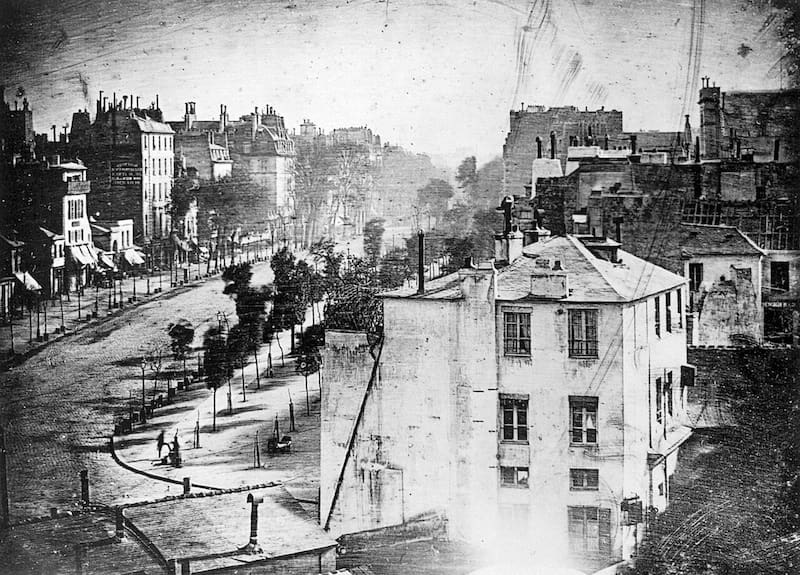 Por pura casualidad, un limpiabotas y su cliente se quedaron quietos el tiempo justo para aparecer en la fotografía que Daguerre tomó en París en 1838.