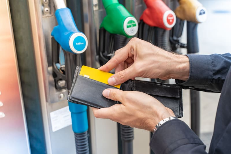 Los clientes que paguen sus compras de combustible con Visa Signature o Mastercard Black accederán a un 25% de descuento, con un tope de $12.000 mensuales por cuenta.
(Foto: Shutterstock)