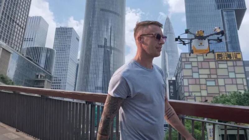 El protagonista es el norteamericano Bradley Krae, quien eligió radicarse en Shenzhen, China, una metrópolis conocida por concentrar gigantes de la innovación.