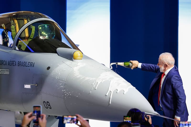 El F-39E Gripen fue desarrollado por la empresa sueca Saab y ensamblado localmente en colaboración con Embraer.