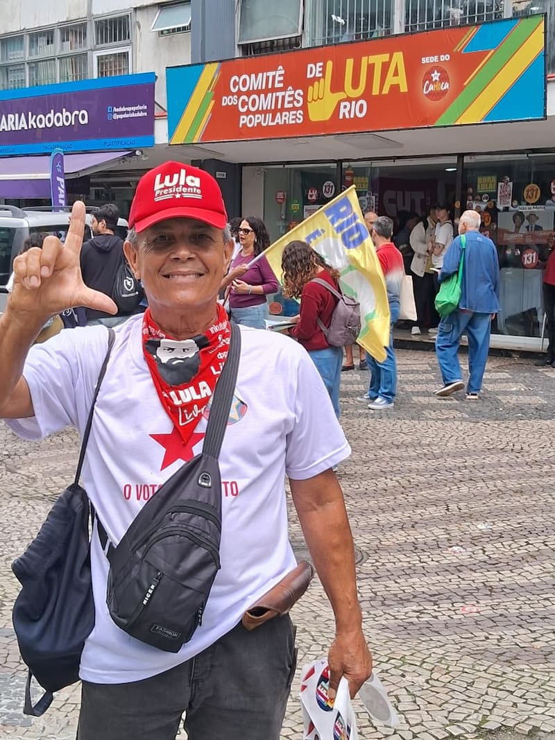 Un militante a favor de Lula da Silva, al frente de un Comité de Lucha Popular en el centro de Río de Janeiro