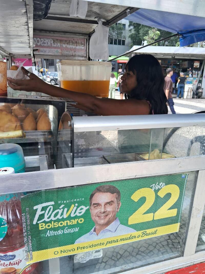 Una vendedora ambulante hace campaña a favor de Flavio Bolsonaro en Río de Janeiro