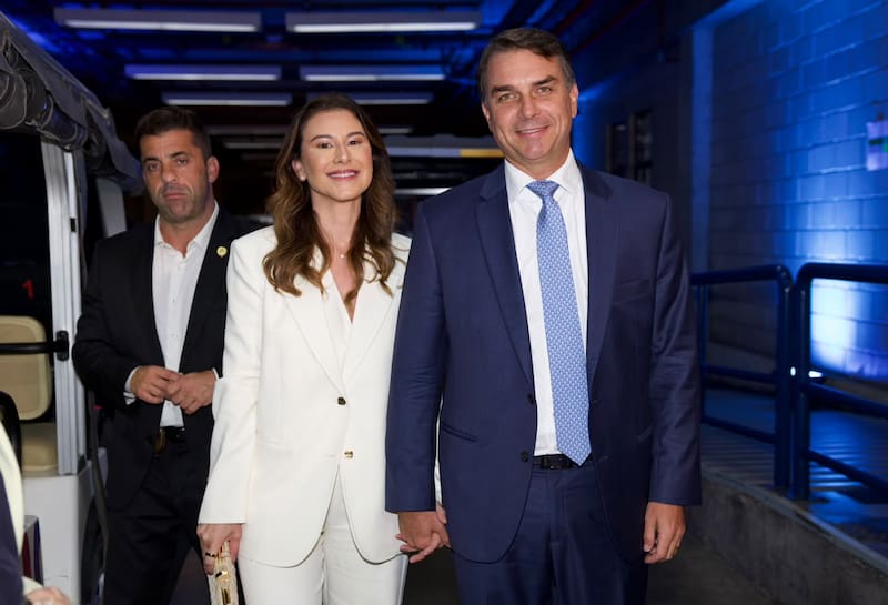 Flavio Bolsonaro y Fernanda arribando a los estudios de Globo para el último debate presidencial del balotaje