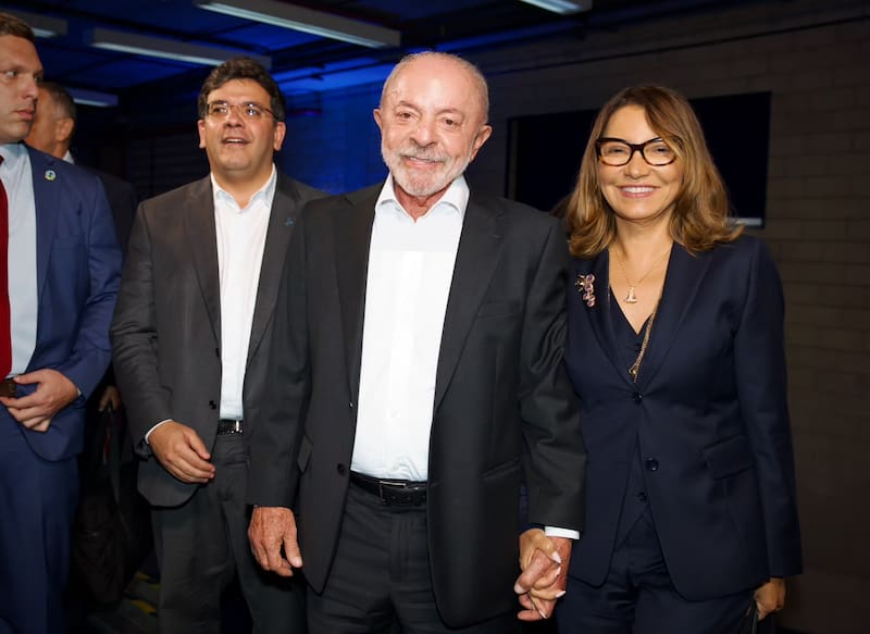 Lula llegando con Janja a los estudios de Globo para el último cruce cara a cara con su rival, Flavio Bolsonaro