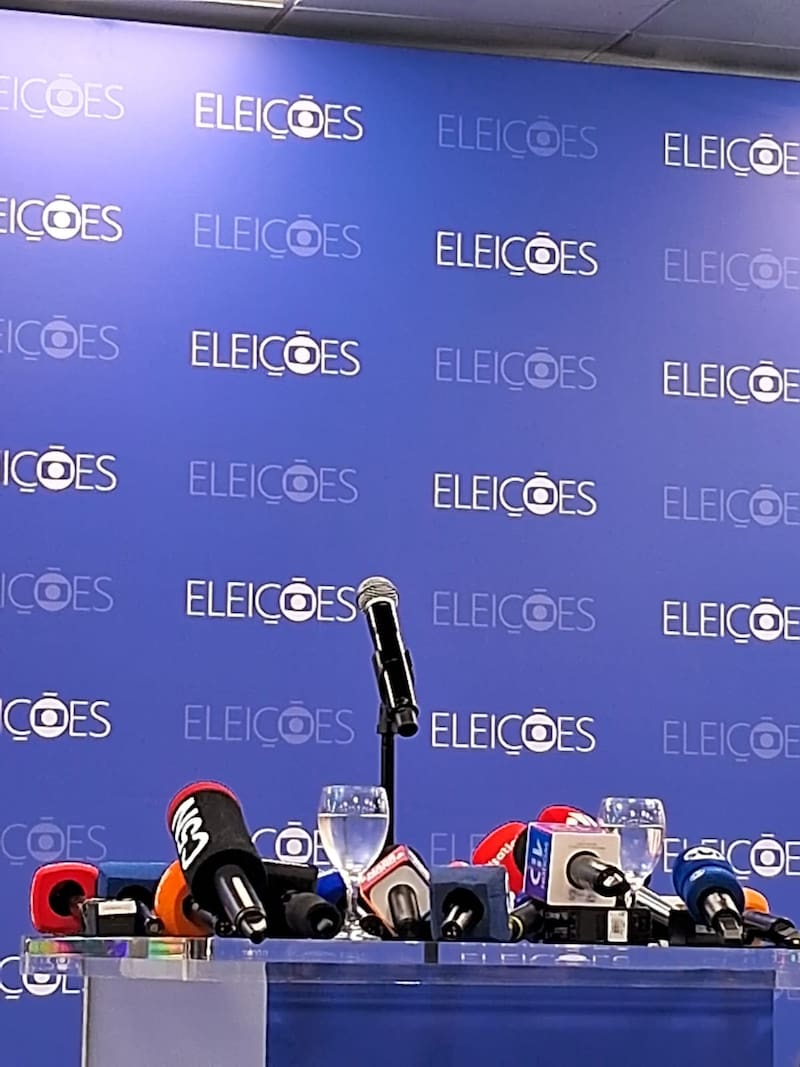 El micrófono vació en la conferencia cancelada por ambos candidatos, tras el debate en Globo