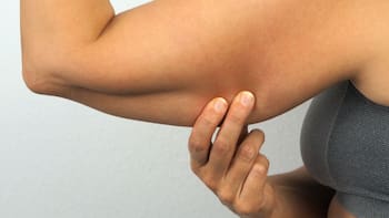 El ejercicio definitivo para eliminar los rollitos de los brazos: cómo decirle adiós a las “alas de murciélago”