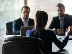 8M: entre el ‘suelo pegajoso’ y el ‘techo de cristal’, el desafío invisible de las mujeres en las empresas