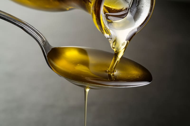 El aceite de oliva contiene fitoestrógenos con posible efecto antiandrogénico, capaz de aportarle vitalidad y brillo al cabello. Fuente: Shutterstock