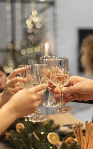 Cuando el brindis se vuelve una trinchera: 9 decisiones para cuidar tu salud mental en las Fiestas