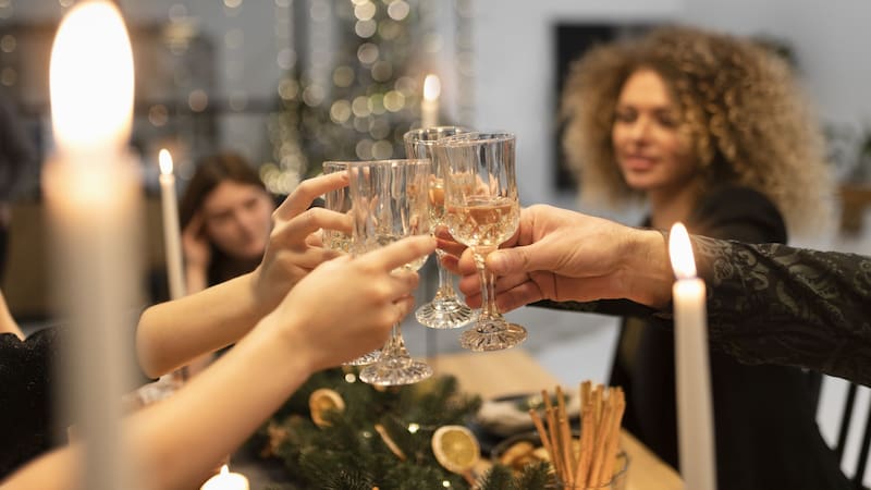 Cuando el brindis se vuelve una trinchera: 9 decisiones para cuidar tu salud mental en las fiestas.